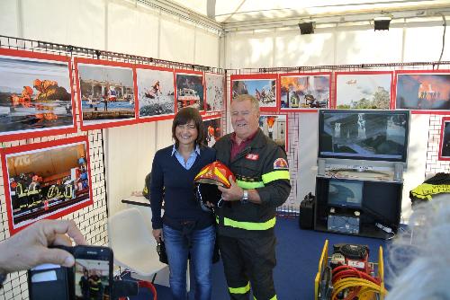 Debora Serracchiani (Presidente Regione Friuli Venezia Giulia) visita lo stand dei Vigili del Fuoco presso il Villaggio Barcolana - Trieste 07/10/2017